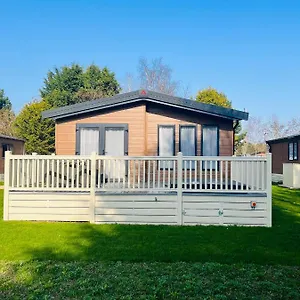 Barakah With Hot Tub Holiday home York